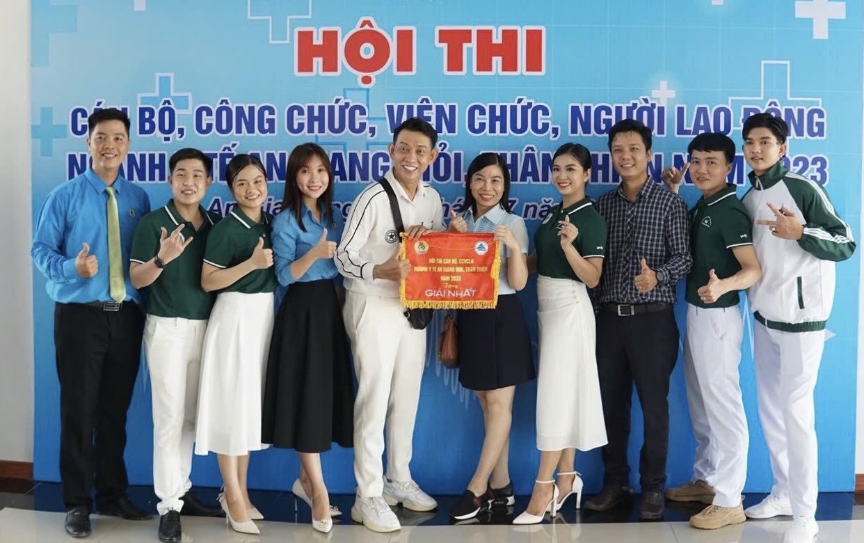 Chị Thoa (giữa) cùng đồng đội tham gia Hội thi cán bộ, công chức, viên chức, người lao động giỏi, thân thiện do Công đoàn ngành Y tế An Giang tổ chức năm 2023. Ảnh: Cẩm Tú