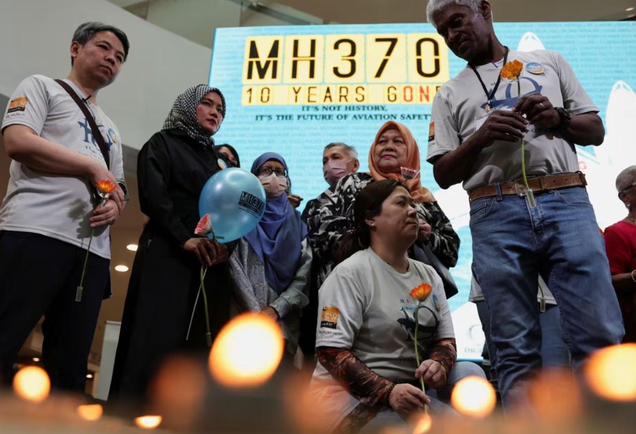 Thân nhân hành khách MH370 trong lễ tưởng niệm 10 năm máy bay mất tích, ngày 3.3.2024 ở Malaysia. Ảnh: Reuters