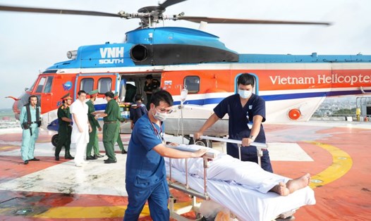 Dùng trực thăng đưa bệnh nhân vào đất liền điều trị.
Ảnh: Bệnh viện Quân Y 175 cung cấp