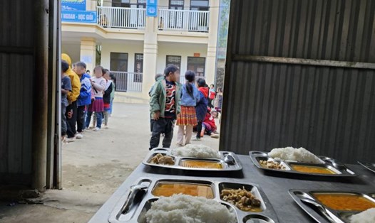 Từ ngày 29.3, các trường học bán trú ở Yên Bái không còn cảnh đi mua gạo ngoài chợ với giá cao hoặc vay mượn bên ngoài để duy trì bữa ăn cho học sinh. Ảnh: Bảo Nguyên