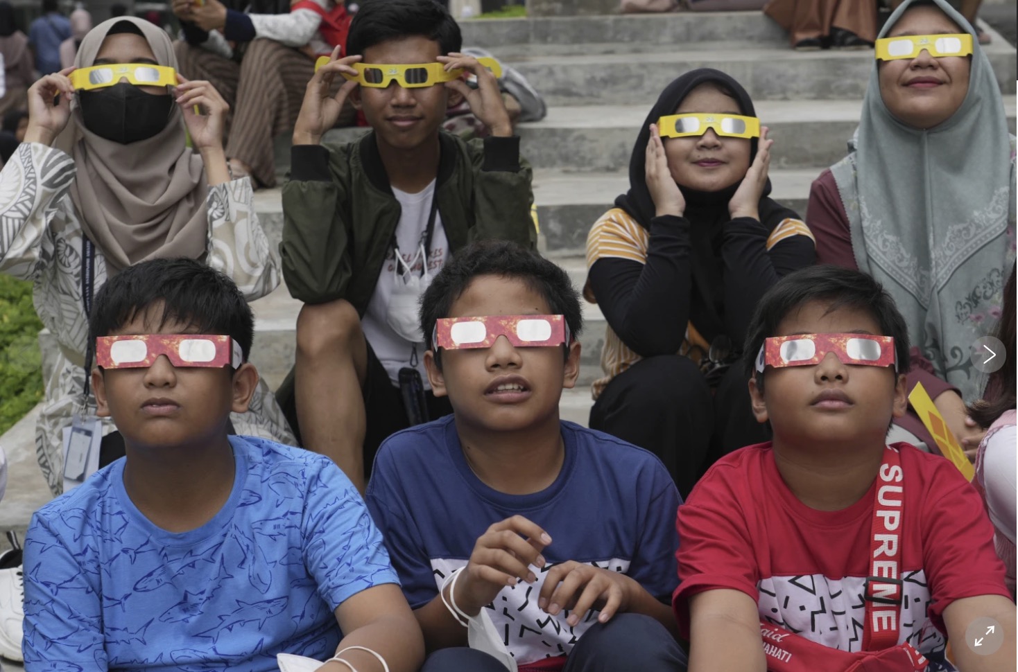 Giải mã lời khuyên mặc đồ màu xanh và đỏ khi ngắm nhật thực toàn phần