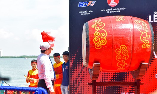 Bí thư Tỉnh ủy Bình Định Hồ Quốc Dũng đánh trống khai mạc giải đua UIM F1H2O. Ảnh: Ban tổ chức