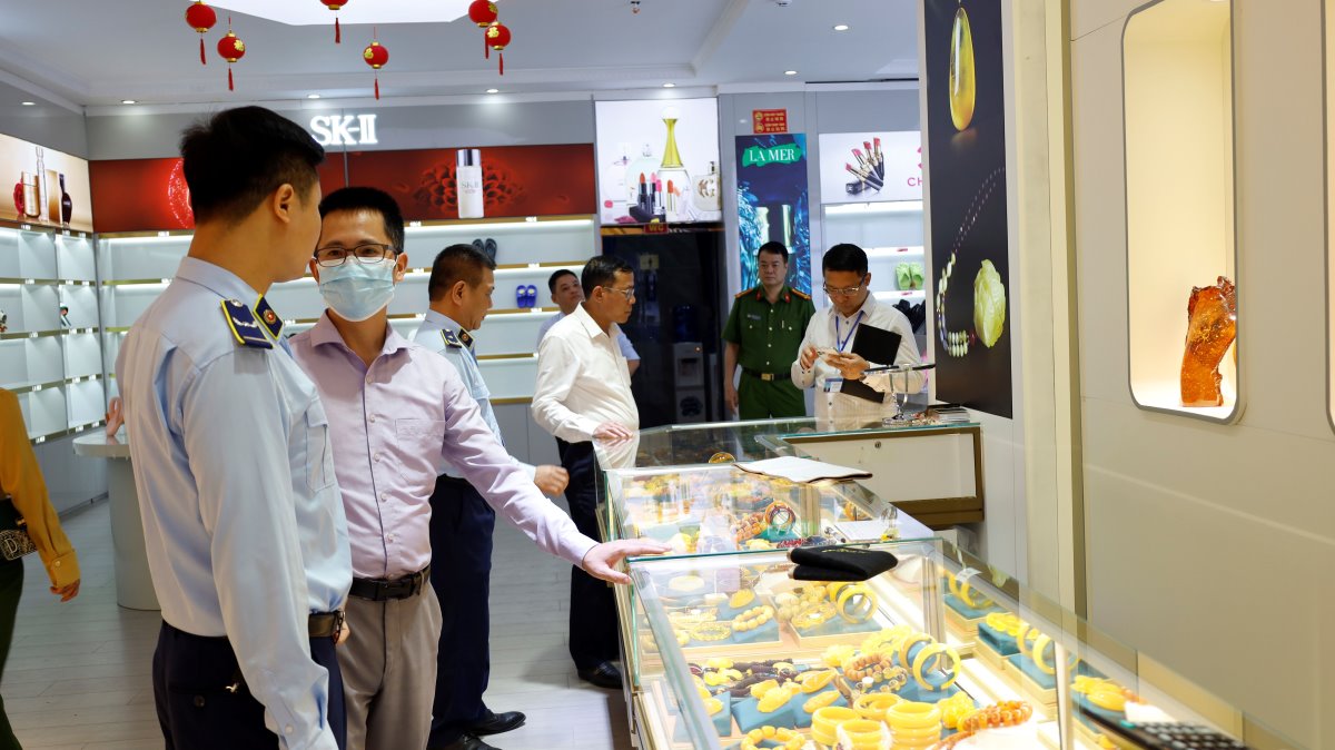 Đoàn liên ngành TP.Móng Cái kiểm tra một cửa hàng chuyên phục vụ khách Trung Quốc. Ảnh: Cổng thông tin Móng Cái
