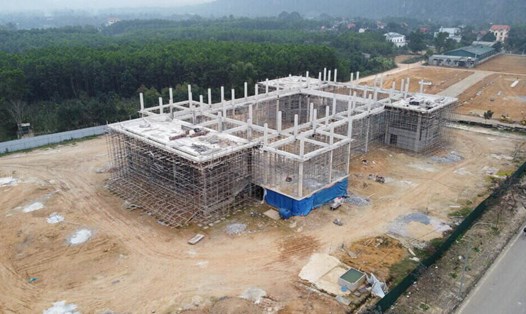 Dự án xây dựng Trung tâm văn hóa huyện Lạc Thủy. Ảnh: Minh Chuyên