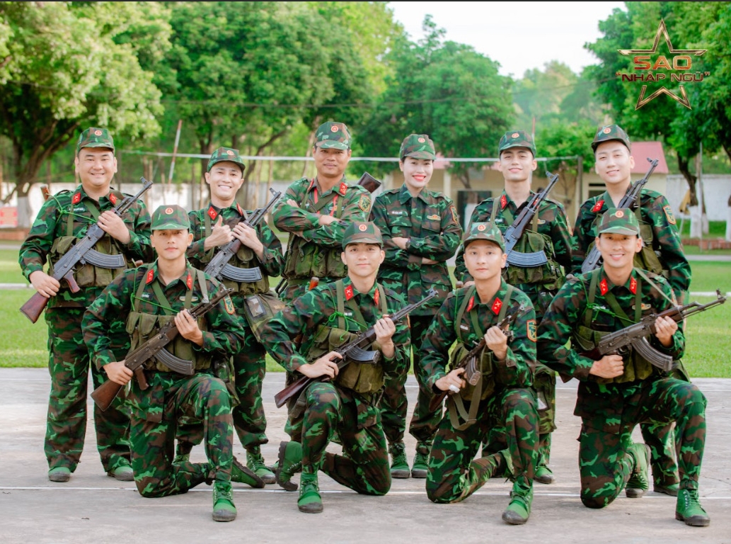 8 chiến sĩ tham gia “Sao nhập ngũ 2024” chụp ảnh cùng với các đông đội. Ảnh: NSX.