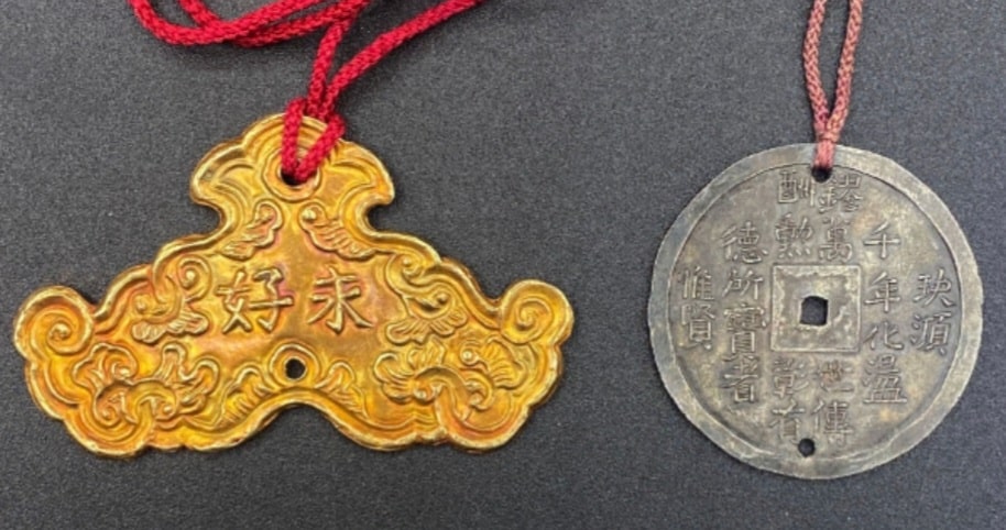 Kim khánh bằng vàng (trái) và đồng tiền bạc "Tự Đức thông bảo" của Vua Kiến Phúc ban tặng cho ông Félix Faure (sau này là Tổng thống Cộng hòa Pháp). Ảnh: Drouot.com