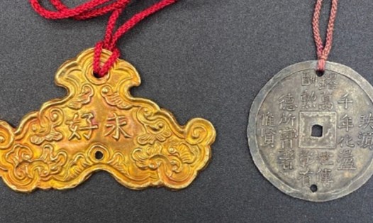 Kim khánh bằng vàng (trái) và đồng tiền bạc "Tự Đức thông bảo" của Vua Kiến Phúc ban tặng cho ông Félix Faure (sau này là Tổng thống Cộng hòa Pháp). Ảnh: Drouot.com
