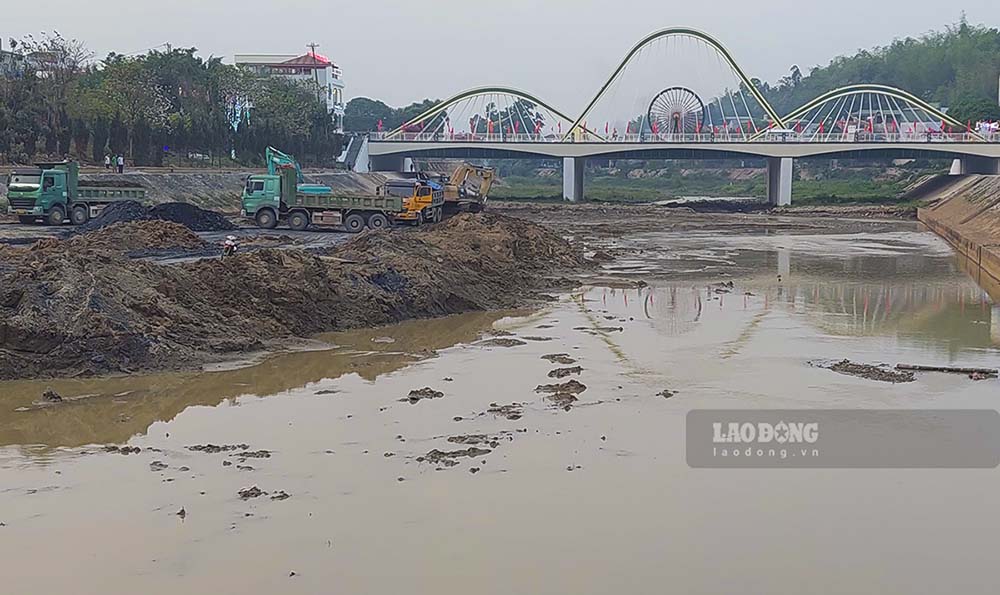 Việc nạo vét lòng sông Nậm Rốm thuộc một gói thầu trong Dự án “Quản lý đa thiên tai lưu vực sông Nậm Rốm” tại tỉnh Điện Biên.
