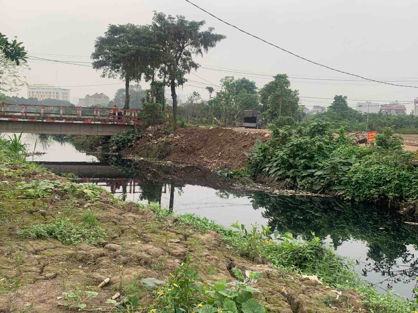 Sông Cầu Bây chạy dọc đường An Lạc (Trâu Quỳ, Gia Lâm) cũng rơi vào tình trạng ô nhiễm, ảnh hưởng tới nhiều nhà dân xung quanh. Ảnh: Nhật Minh