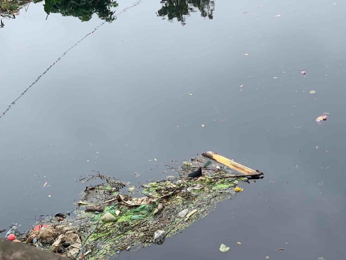 Rác thải nổi lềnh bềnh trên mặt nước tại cầu An Lạc (Trâu Quỳ, Gia Lâm). Ảnh: Nhật Minh