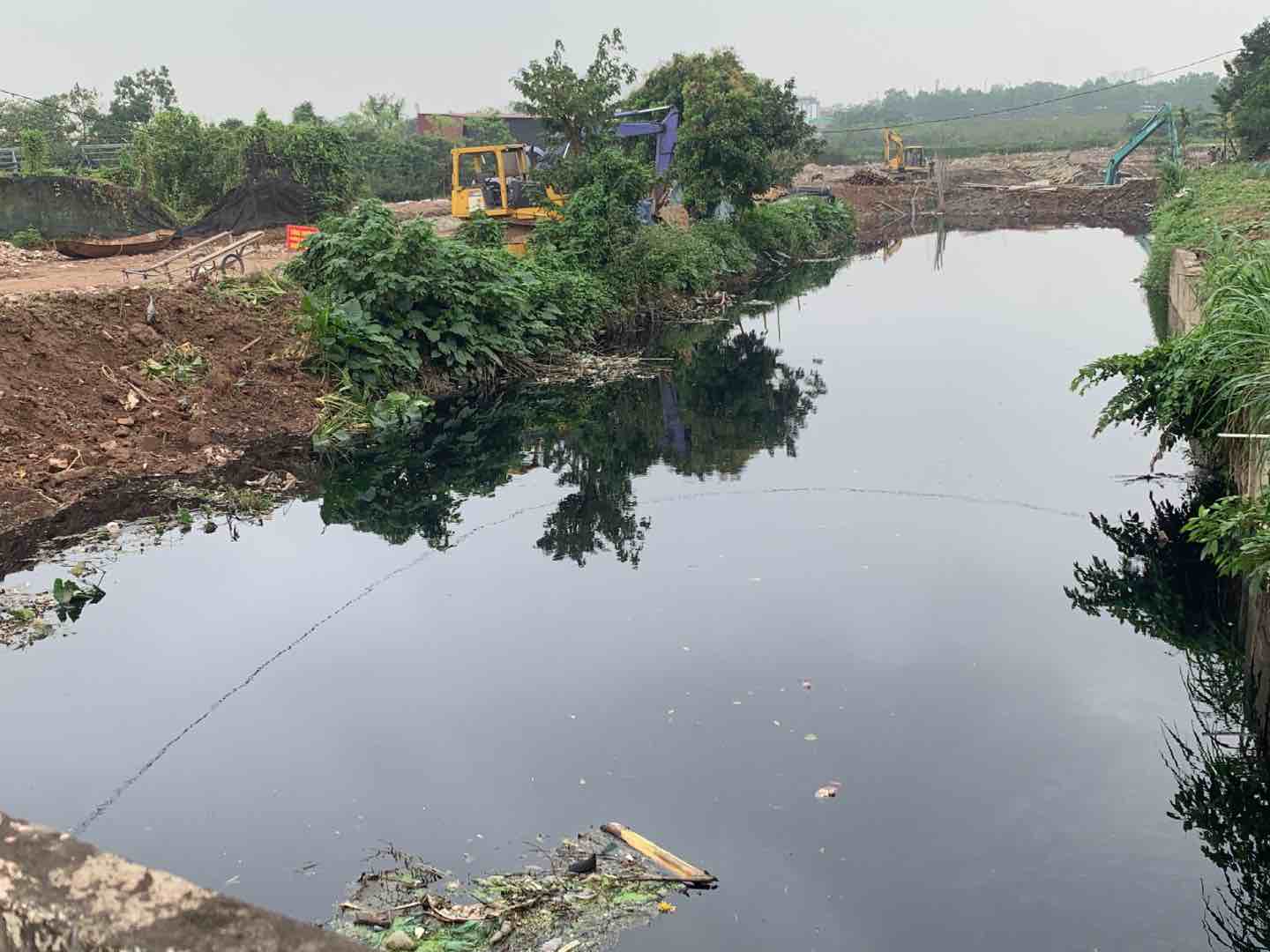 Dòng sông Cầu Bây rơi vào tình trạng ô nhiễm nhiều năm nay tại huyện Gia Lâm (Hà Nội). Ảnh: Nhật Minh