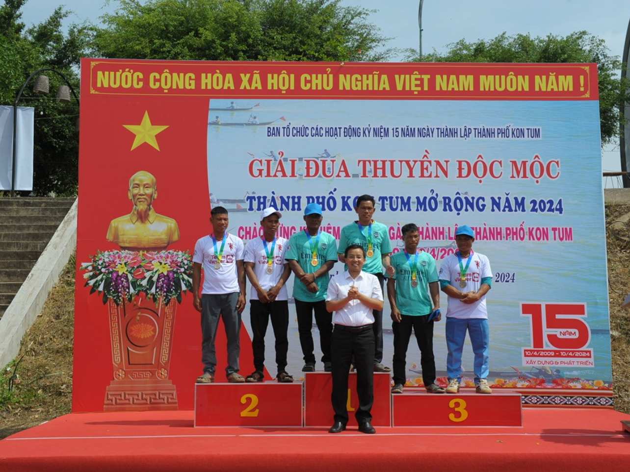 Đội đua của xã Sa Bình (huyện Sa Thầy, Kon Tum) đã xuất sắc giành tấm huy chương vàng vô địch toàn đoàn. Ảnh: Lê Nguyên 