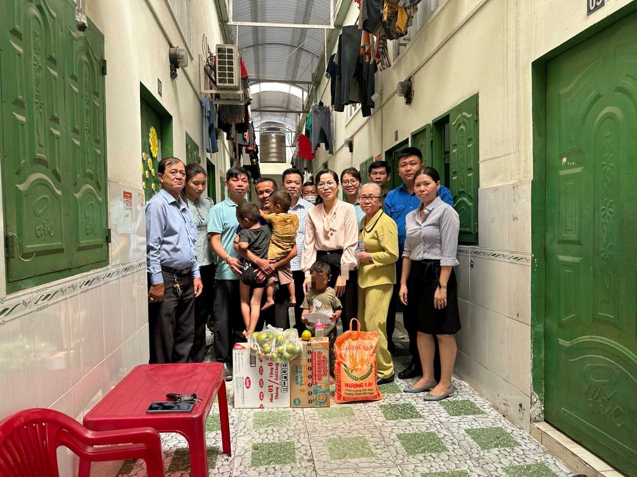 Các đoàn thể đã đến thăm hỗ trợ nhu yếu phẩm cho 3 cha con.Ảnh: UBND phường Thuận Giao cung cấp