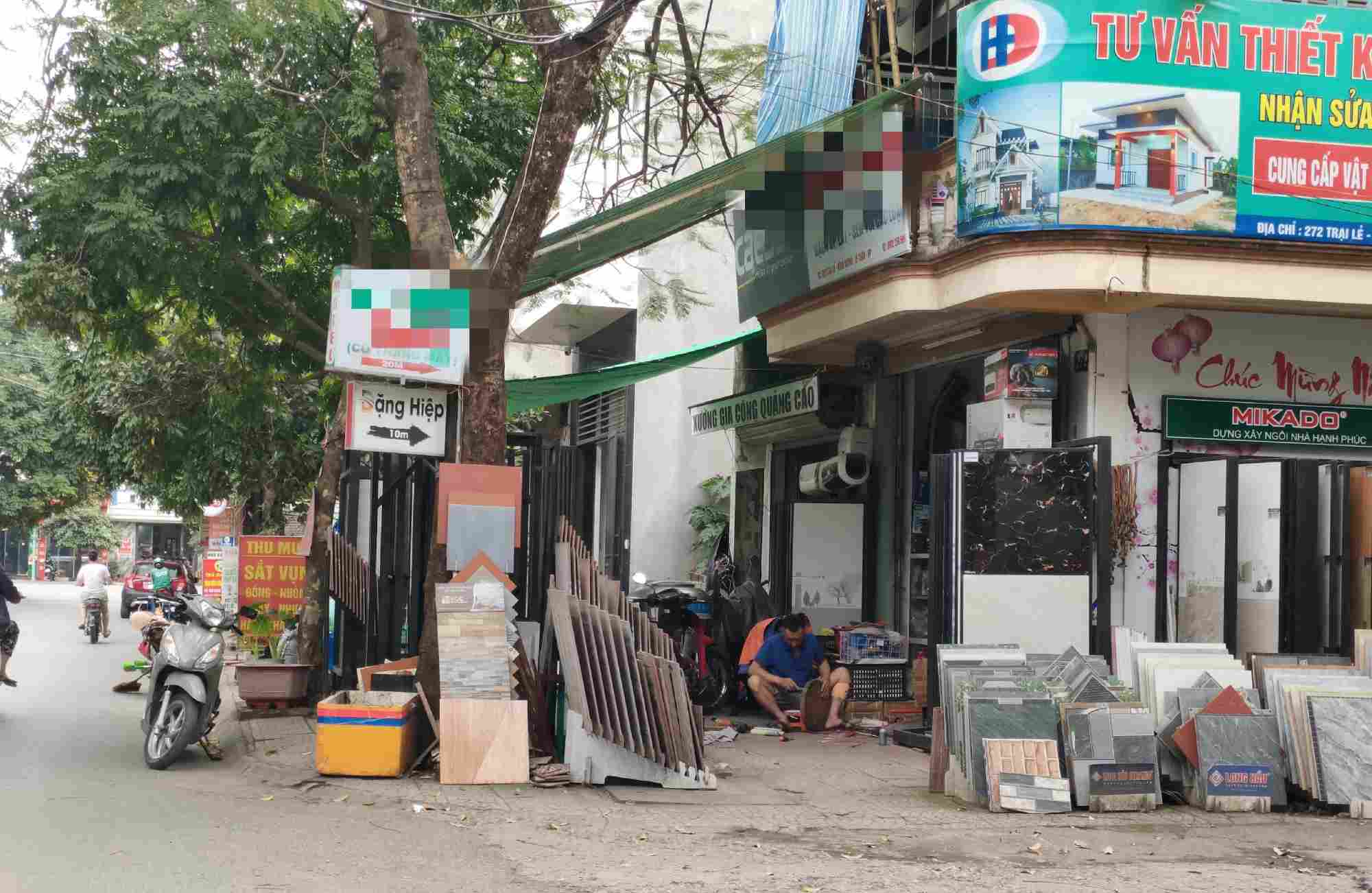 Tương tự trên tuyến phố Trại Lẻ, quận Lê Chân, không khó bắt gặp những hộ kinh doanh chiếm dụng vỉa hè thành nơi tập kết, bày bán hàng hóa. 