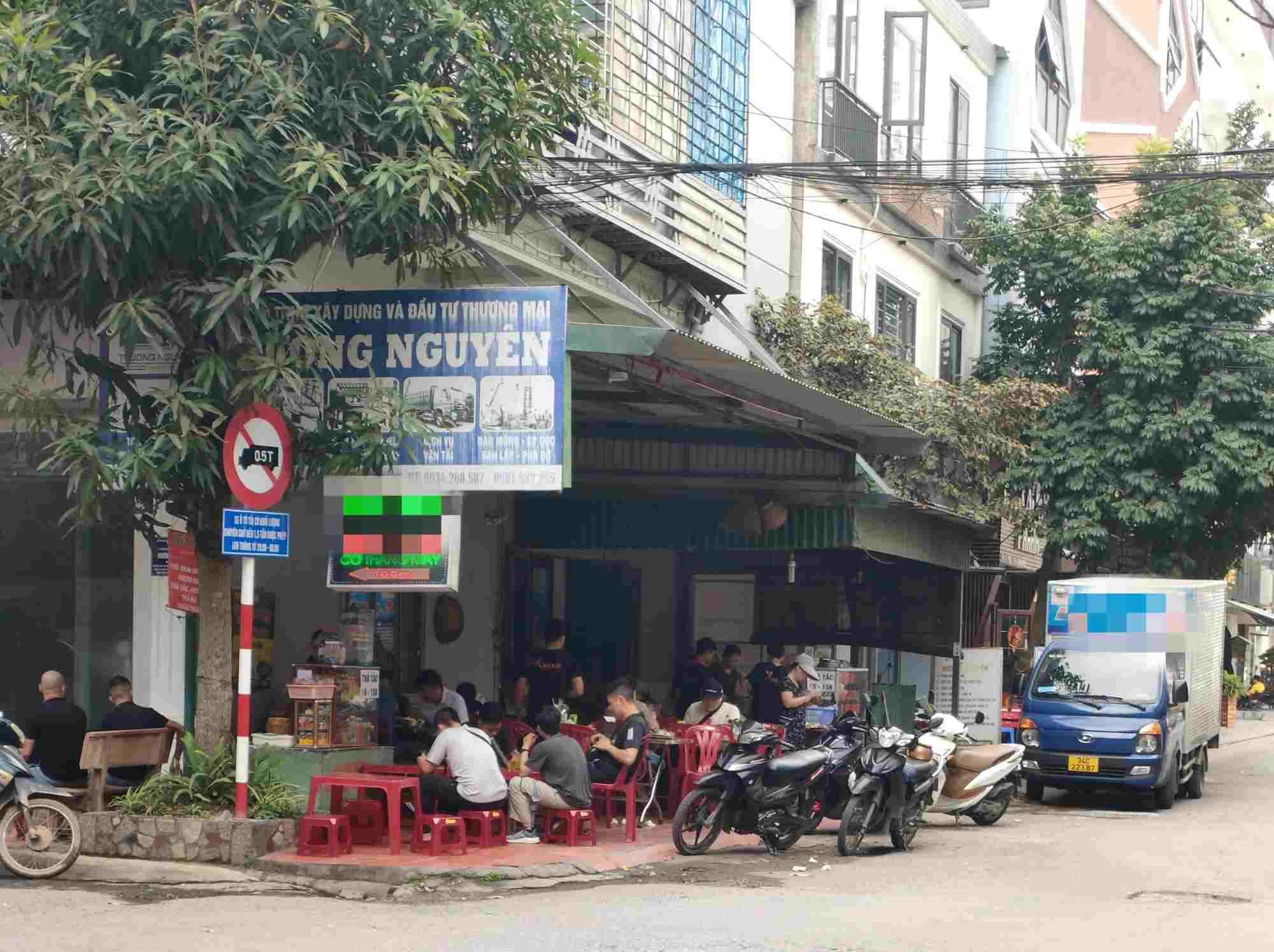 Phố Nguyễn Tất Tố (phường Kênh Dương, quận Lê Chân), tình trạng hàng quán lấn chiếm vỉa hè diễn ra từ lâu. 