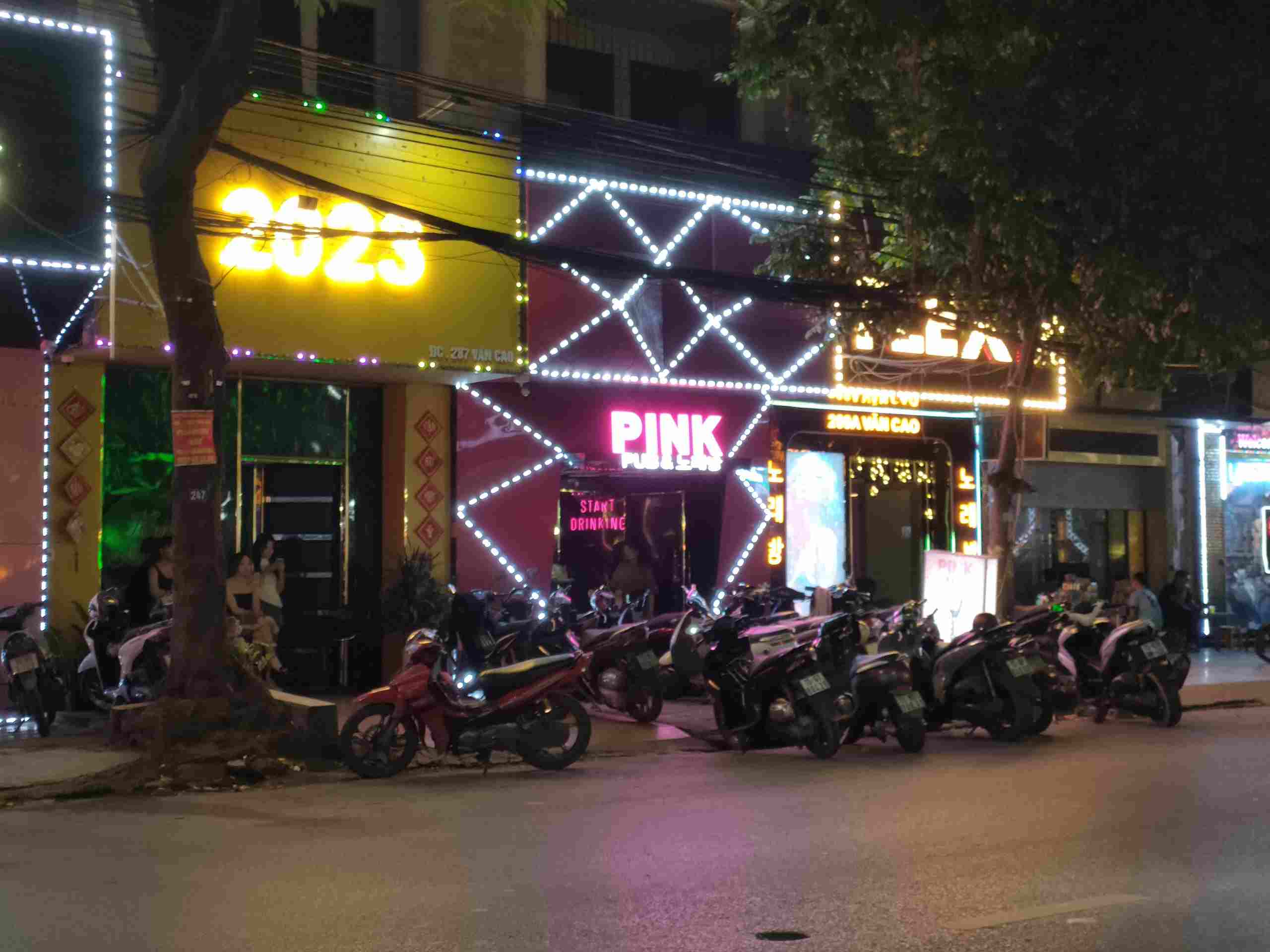 Nhà hàng, quán bar trên phố Văn Cao biến lòng đường thành chỗ đỗ xe. Trước đó, TP.Hải Phòng nhiều lần chỉ đạo xử lý nghiêm tình trạng chiếm dụng lòng đường, vỉa hè thành nơi kinh doanh, buôn bán. Tuy nhiên, đến nay tình trạng vẫn liên tục tái diễn. 