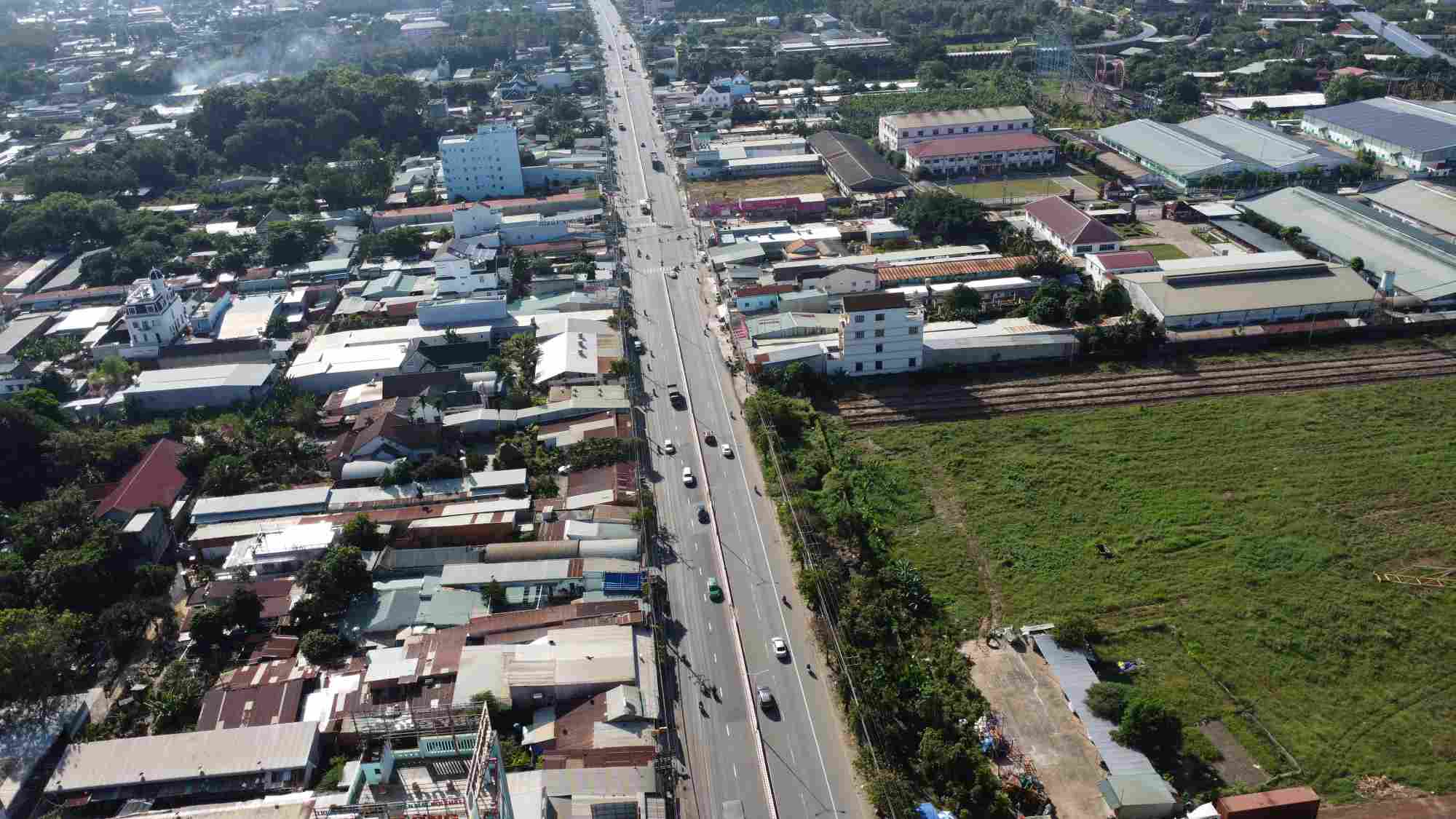 Đây là hình ảnh quốc lộ 13 đoạn qua thị xã Bến Cát, tỉnh Bình Dương.