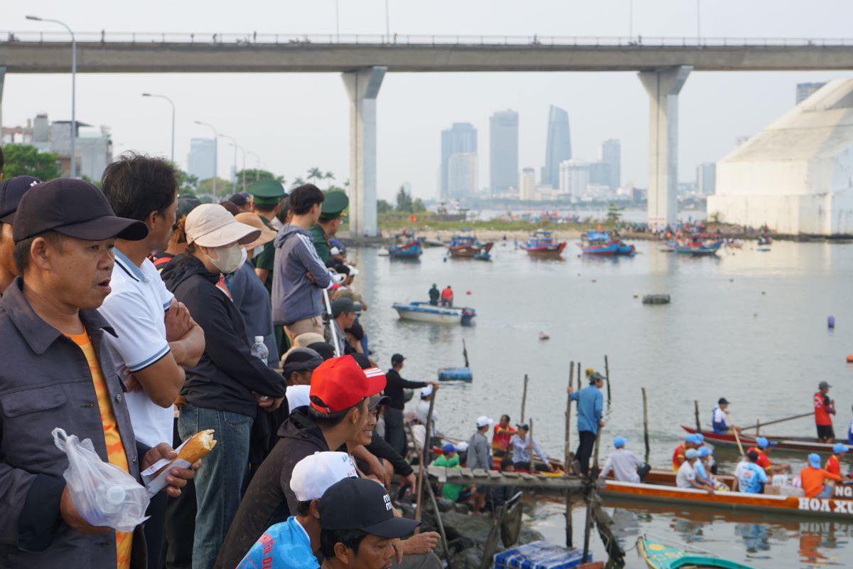 Người dân đứng trên bờ sông Hàn cổ vũ. Ảnh: Văn Vũ