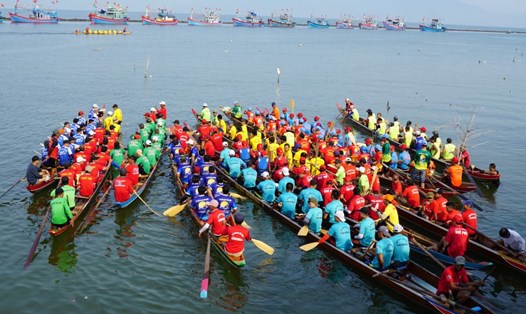 Giải đua thuyền quy tụ 11 đội đua đến từ Quảng Nam và Đà Nẵng. Ảnh: Văn Vũ