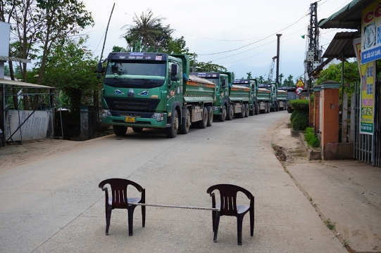 Hơn một tháng qua, đoàn xe tải chở đất lưu thông qua tuyến đường ĐT628 ở huyện Nghĩa Hành - trở thành nỗi ám ảnh của người dân. Ảnh: Viên Nguyễn