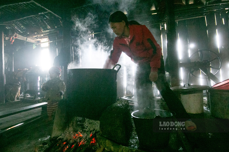 200 kg ngô này chỉ đủ ăn và chăn nuôi trong 5 tháng, 7 tháng còn lại người dân ở đây chỉ còn biết trông vào các đợt cứu đói giáp hạt.