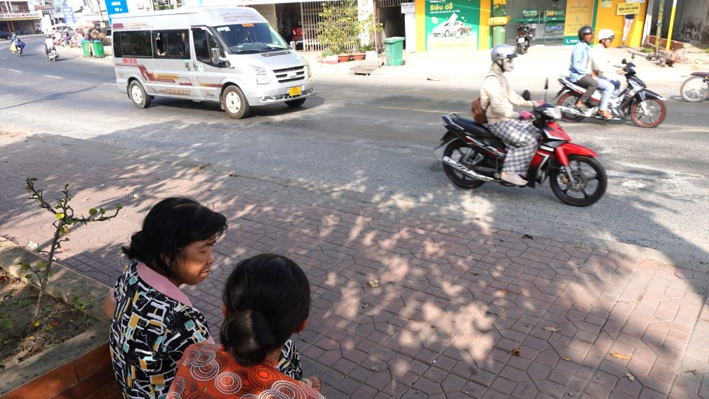 Chị Tuyết Mai (32 tuổi, tỉnh Kiên Giang) – cho rằng, vốn dĩ tay lái của chị em đã yếu nên khi qua đoạn này thường có tâm lý lo lắng vì có rất nhiều xe to qua lại. Đặc biệt, giao thông ở đây không theo một trình tự, từ đó có thể dẫn đến va chạm với các phương tiện khác.