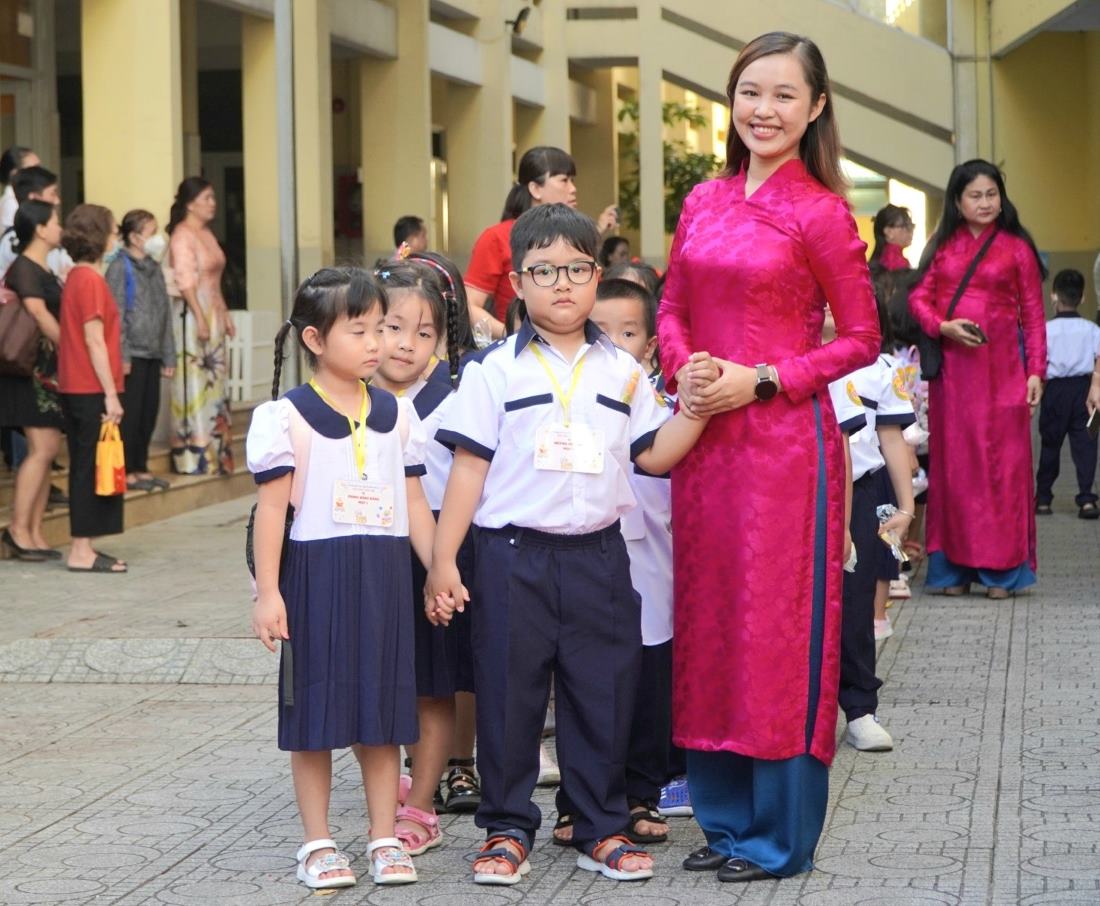 Năm 2024, công tác đăng ký tuyển sinh vào các lớp đầu cấp và nhập học được thực hiện hoàn toàn bằng hình thức trực tuyến. Ảnh: Chân Phúc