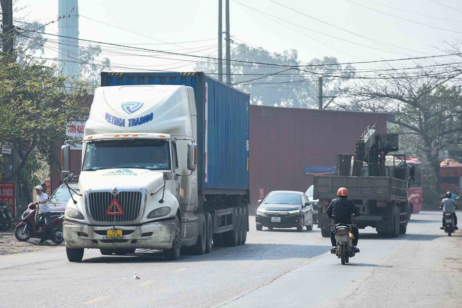Tuyến đường tiềm ẩn nhiều nguy cơ tai nạn khi mỗi ngày có đến hàng nghìn lượt xe tải, container qua lại. Ảnh: Hữu Chánh