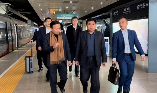 Bộ trưởng Nguyễn Chí Dũng cùng đoàn công tác tham quan và trải nghiệm tuyến đường sắt tốc độ cao Bắc Kinh - Thượng Hải. Ảnh: MPI 