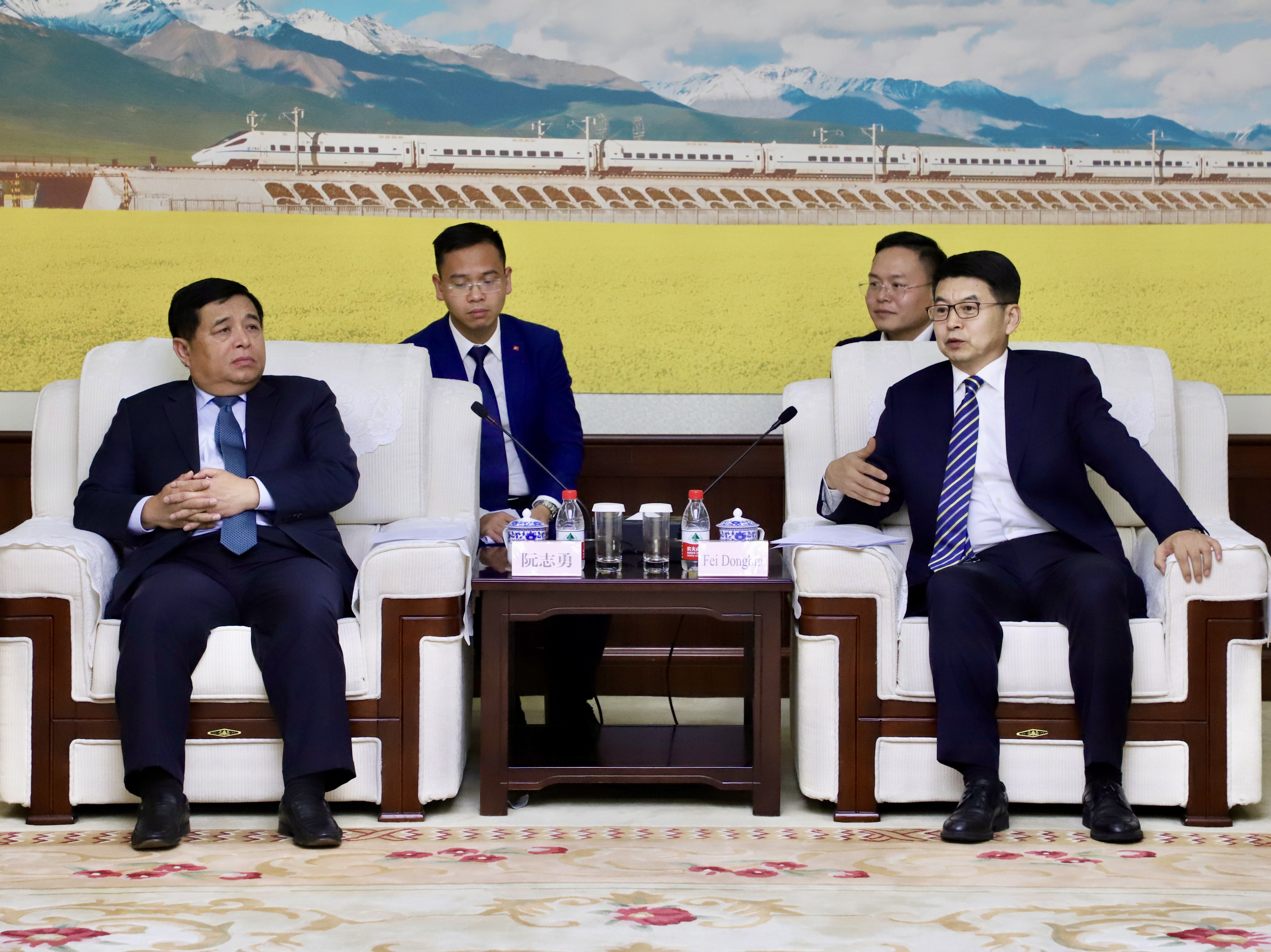 Bộ trưởng Nguyễn Chí Dũng đã có cuộc trao đổi, làm việc với Cục trưởng Cục đường sắt Trung Quốc Phí Đông Bân. Ảnh: MPI 
