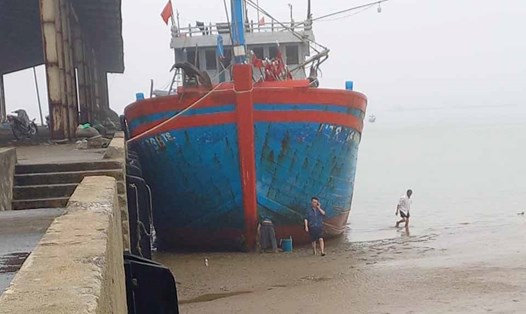 Tình trạng bồi lắng nặng nề khiến tàu thuyền dễ bị mắc cạn ở cảng cá Xuân Hội. Ảnh: Trần Tuấn.