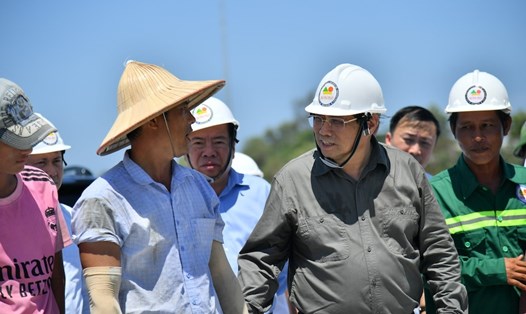 Thủ tướng Phạm Minh Chính kiểm tra ở Quảng trường Trung tâm và Tượng đài Bác Hồ. Ảnh: Phương Vũ