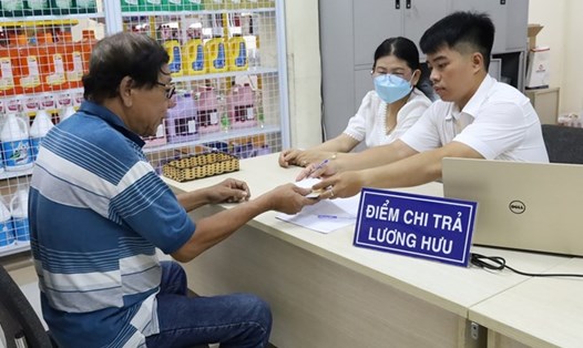 Người dân ở phường La Khê, quận Hà Đông, TP Hà Nội nhận lương hưu. Ảnh: BHXH Việt Nam