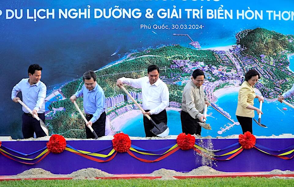 Thủ tướng Chính phủ cùng các đại biểu thực hiện nghi thức khởi công dự án. Ảnh: Phong LInh