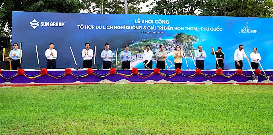 Thủ tướng Chính phủ cùng các đại biểu thực hiện nghi thức khởi công dự án. Ảnh: Phong Linh