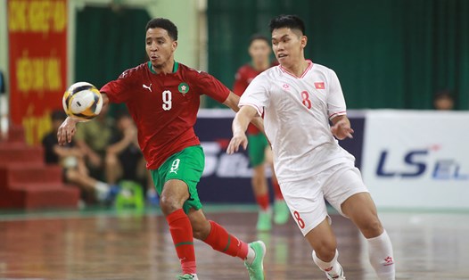 Tuyển futsal Việt Nam (áo trắng) có trận hòa 3-3 trước Maroc. Ảnh: VFF