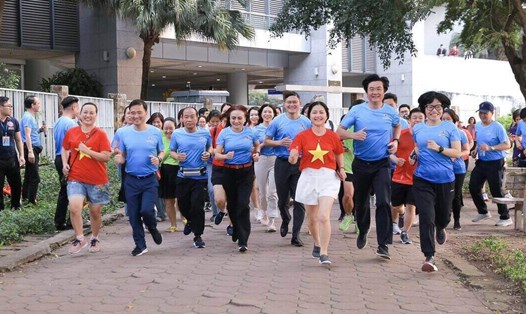 Cán bộ, người lao động tham dự Khai mạc Giải chạy bộ online hưởng ứng hoạt động chạy bộ. Ảnh: CĐN