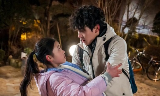 “Người đẹp và chàng ngố” hiện vượt rating phim của Kim Ji Won, Kim Soo Hyun. Ảnh: Nhà sản xuất