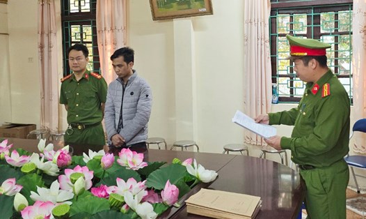 Công tỉnh Lai Châu tống đạt các quyết định khởi tố, bắt tạm giam Dương Ngọc Duy để điều tra về hành vi sản xuất gần 4 tấn lúa giống giả. Ảnh: Công an cung cấp