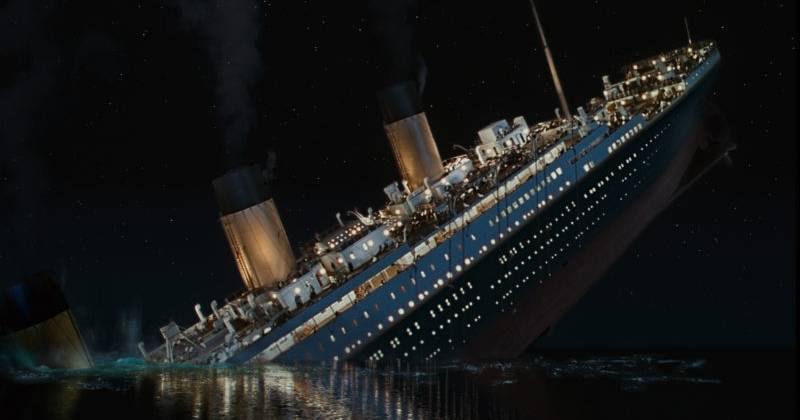 Một mỏm đá đã bị vỡ, rơi xuống biển vì tin đồn gần đó có tàu giống Titanic. Ảnh: X