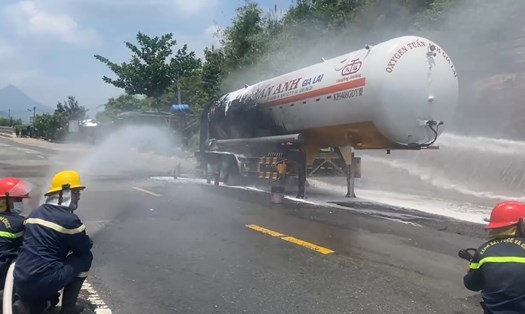Xe bồn chở 20 tấn gas bị lật ở Đà Nẵng. Ảnh: Thanh Chung