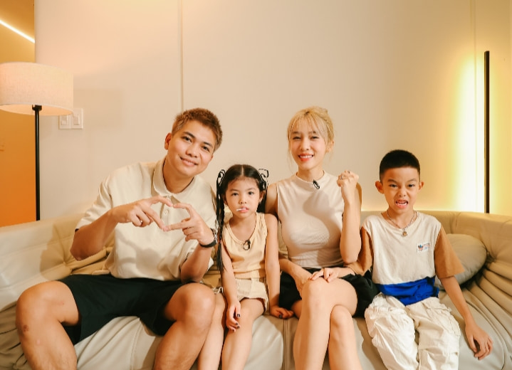 Gia đình BigDaddy và Emily trong "Mẹ siêu nhân". Ảnh: NSX.