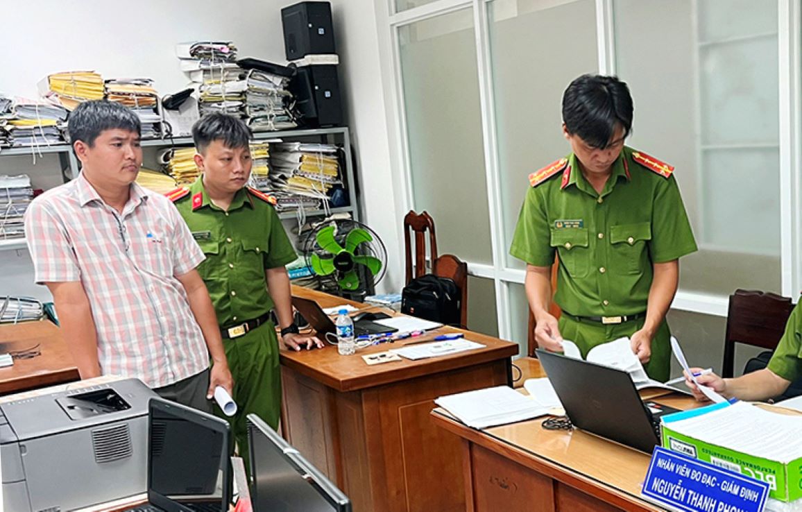 Đọc lệnh khởi tố, bắt tạm giam Nguyễn Thanh Phong - cán bộ Trung tâm phát triển quỹ đất TP Long Xuyên liên quan đến vụ “ăn đất“. Ảnh: Vũ Tiến 