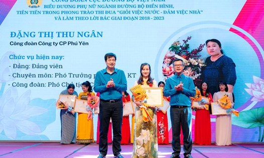 Lãnh đạo Công đoàn Giao thông Vận tải Việt Nam và Công đoàn Cục Đường bộ Việt Nam trao phần thưởng cho nữ đoàn viên "Giỏi việc nước, đảm việc nhà". Ảnh: Công đoàn GTVT