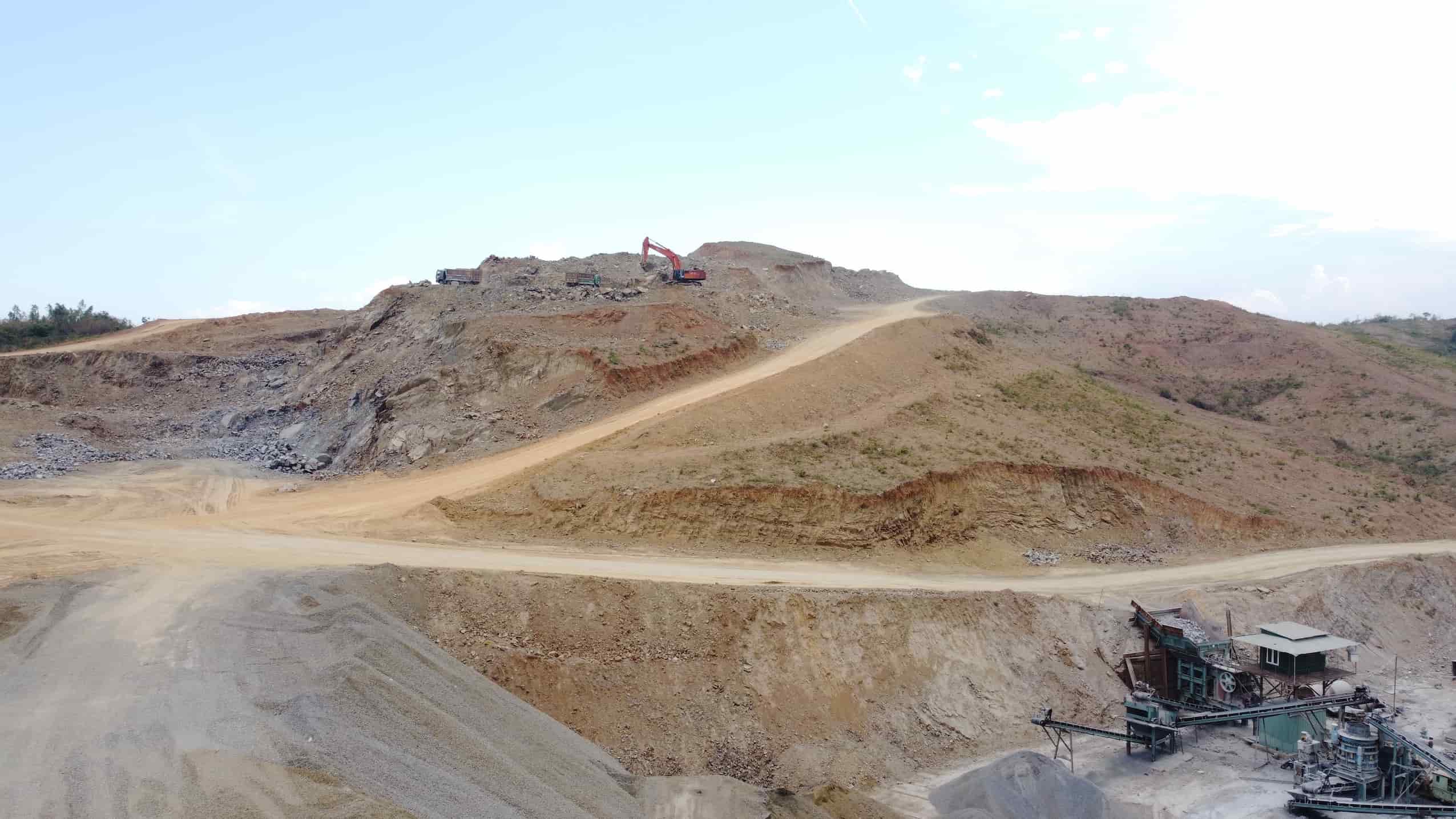 Để đảm bảo nguồn vật liệu cát phục vụ thi công, nhà thầu đề xuất bổ sung mỏ cát hồ Láng Nhớt để sử dụng cho dự án. Ngày 18.3, tỉnh có văn bản điều chỉnh bản xác nhận mỏ cát hồ Láng Nhớt để sử dụng nguồn vật liệu cát cho dự án.  