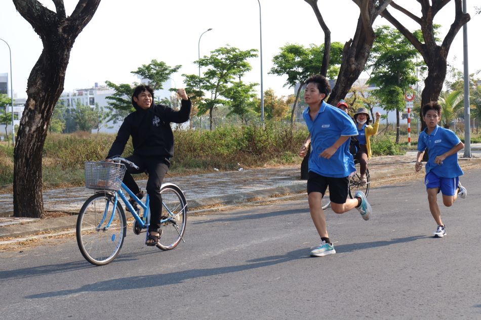 Người dân Đà Nẵng chạy bộ, hưởng ứng chiến dịch. Ảnh: Văn Trực