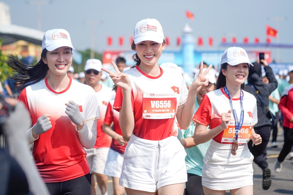 Tiền Phong Marathon 2024 diễn ra tại thành phố Tuy Hòa, Phú Yên. Ngoài Đỗ Thị Hà, 2 Á hậu cuộc thi Hoa hậu Việt Nam 2020 là Á hậu 1 Phạm Ngọc Phương Anh (trái), Á hậu 2 Nguyễn Lê Ngọc Thảo (giữa) cũng tham dự