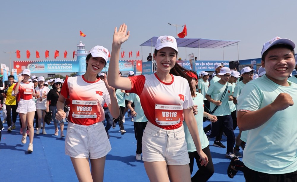 Những người đẹp trên đường chạy Tiền Phong Marathon 2024. Ảnh: Như Ý