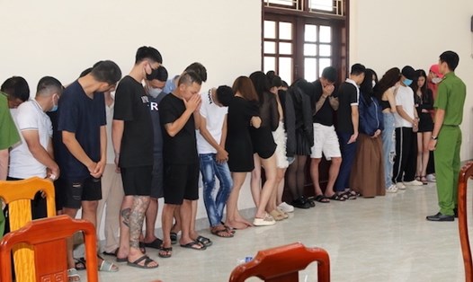 29 người được phát hiện bay lắc trong bar ở Quảng Bình. Ảnh: Công an cung cấp.