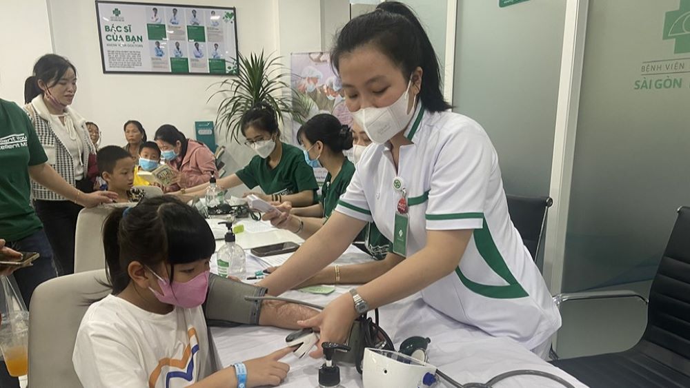 Tổ chức phẫu thuật miễn phí răng hàm mặt cho gần 100 trẻ em Quảng Nam. Ảnh: Thu Uyên